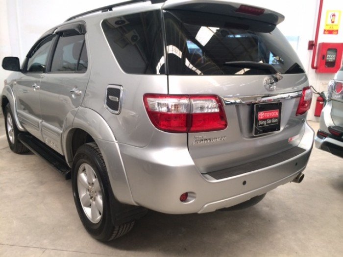 Toyota Fortuner V- Màu Bạc - 2011