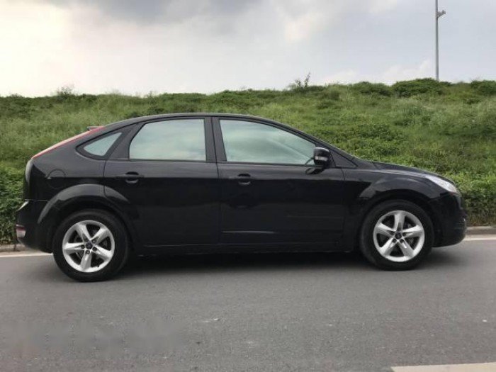 Nhà cần bán xe Focus 2011 hatback tự động màu đen cực sang trọng