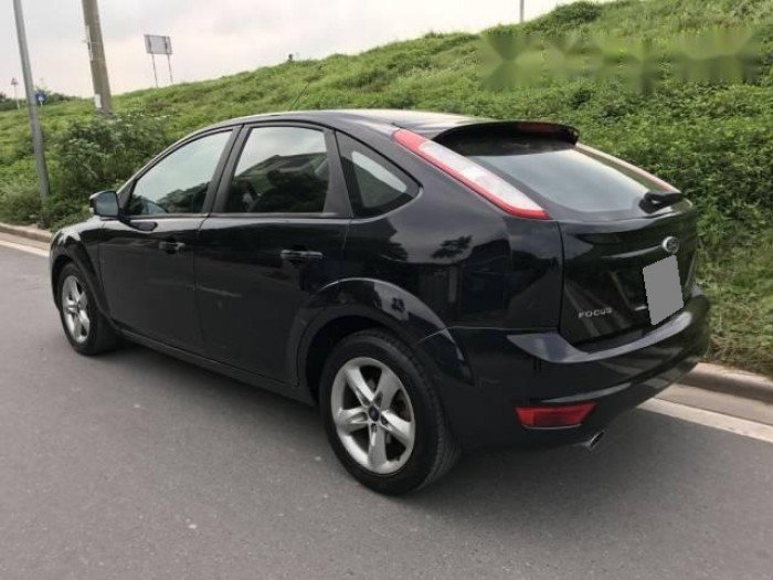 Nhà cần bán xe Focus 2011 hatback tự động màu đen cực sang trọng