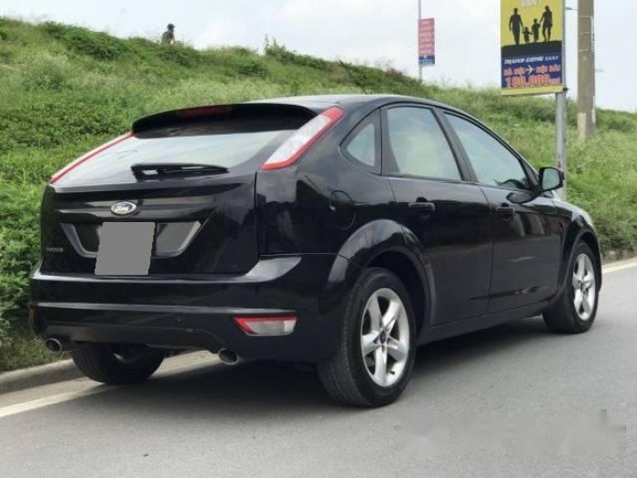 Nhà cần bán xe Focus 2011 hatback tự động màu đen cực sang trọng