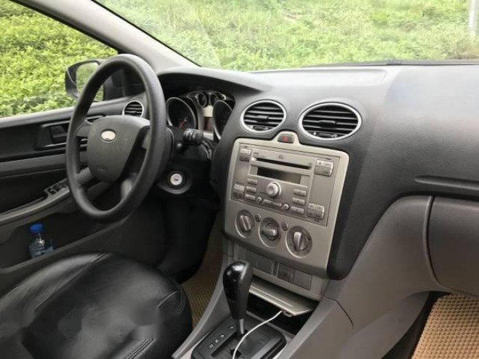 Nhà cần bán xe Focus 2011 hatback tự động màu đen cực sang trọng