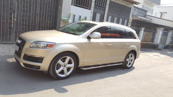 Kẹt tiền bán AUDI Q7 bản full 2009 màu vàng rất đẹp và sang trọng.