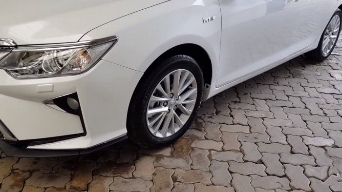 Bán xe Camry 2018 tự động bản 2.0E màu trắng xe như mới.