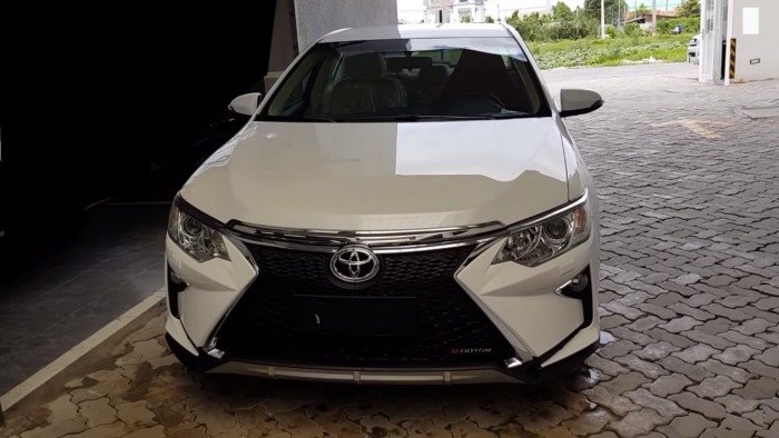 Bán xe Camry 2018 tự động bản 2.0E màu trắng xe như mới.