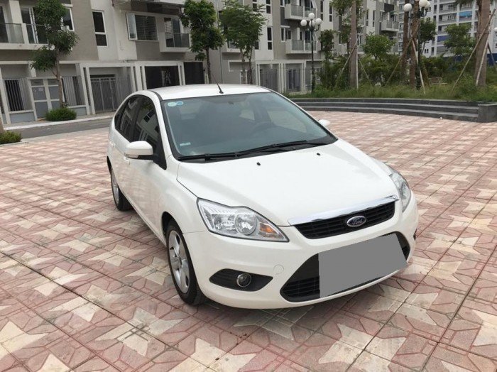 Bán nhanh Focus 2011 at Hatbach màu trắng full đẹp long lanh