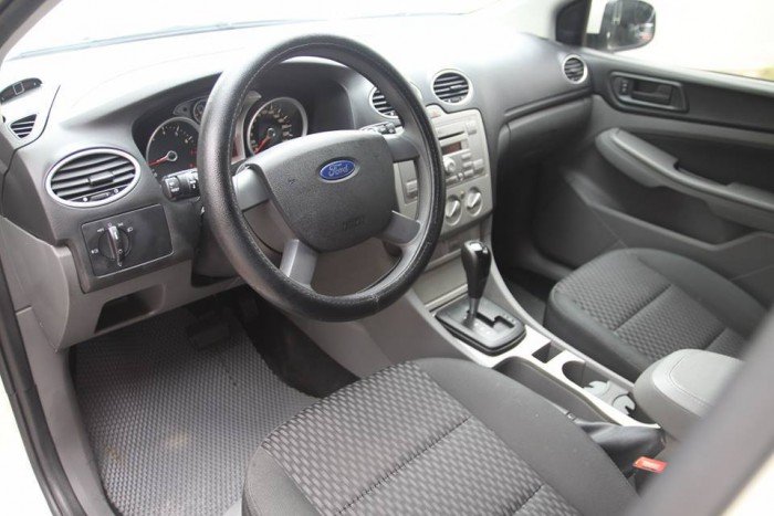 Bán nhanh Focus 2011 at Hatbach màu trắng full đẹp long lanh