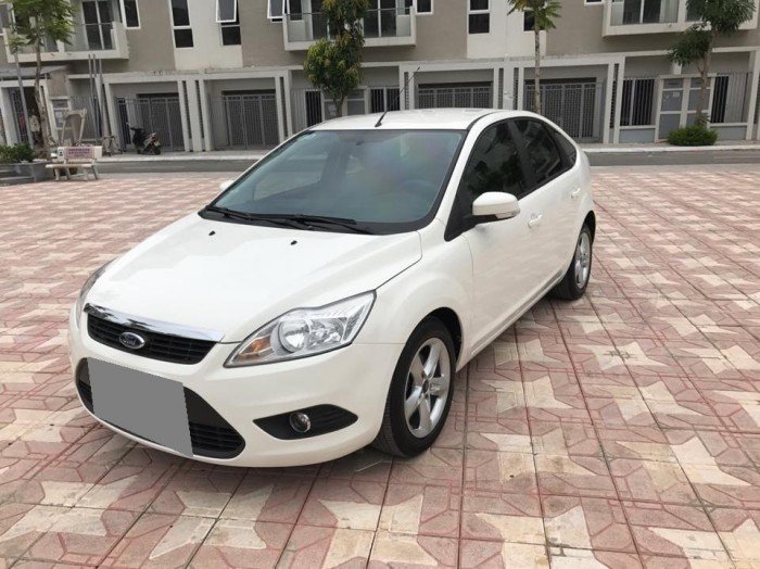 Bán nhanh Focus 2011 at Hatbach màu trắng full đẹp long lanh