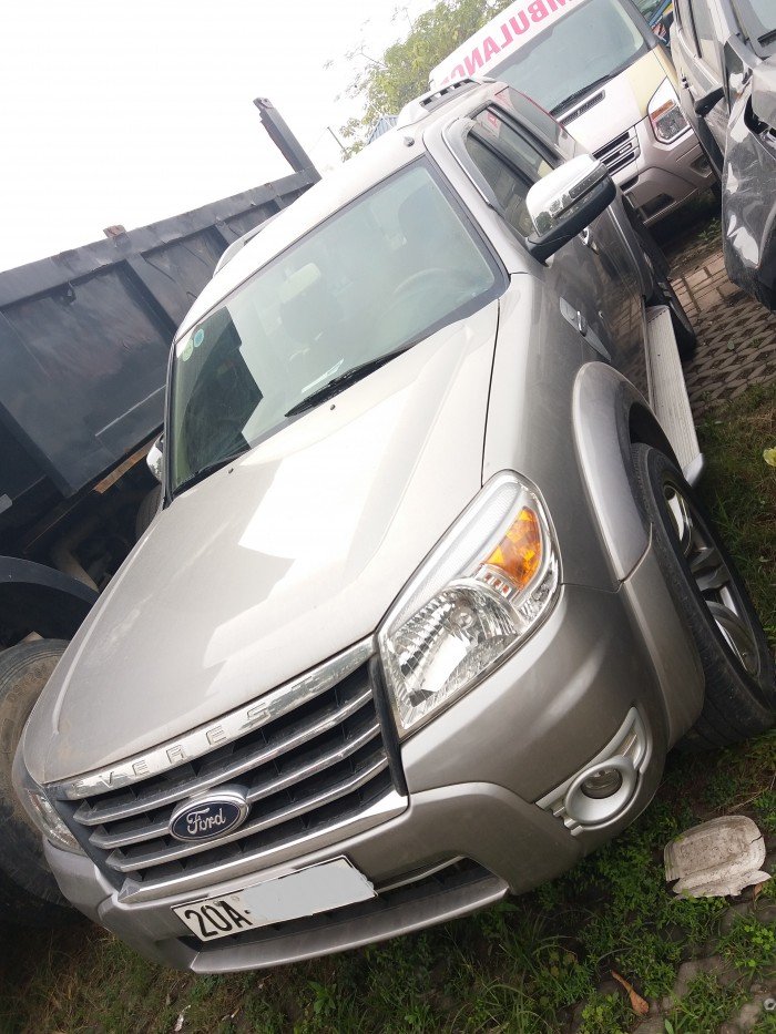 Ford Everest màu bạc, đời 2012, biển Thái Nguyên