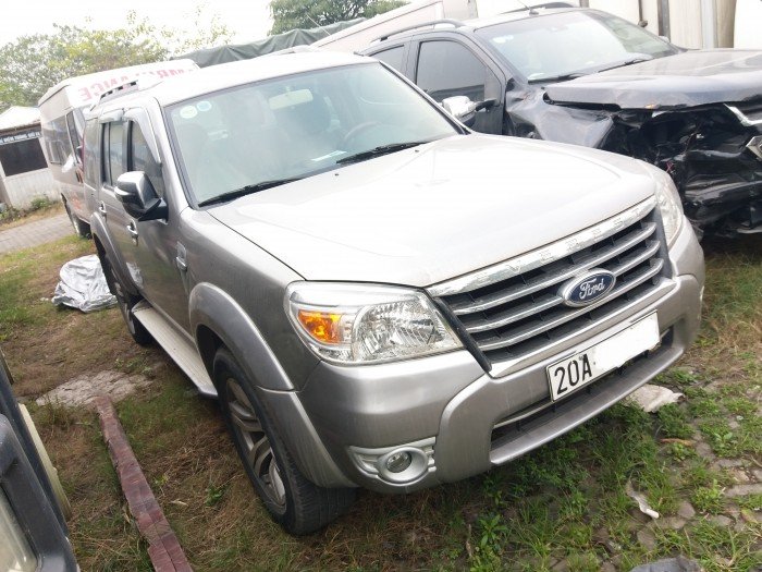 Ford Everest màu bạc, đời 2012, biển Thái Nguyên