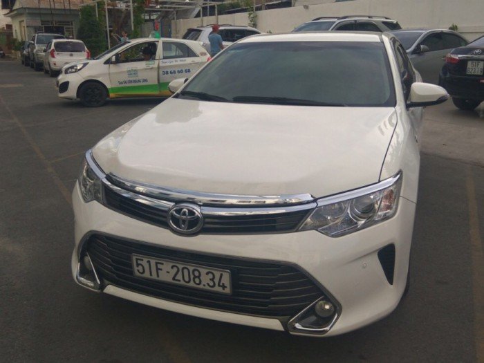 Cho thuê xe tự lái Toyota camry 2016 thủ tục nhanh chóng.