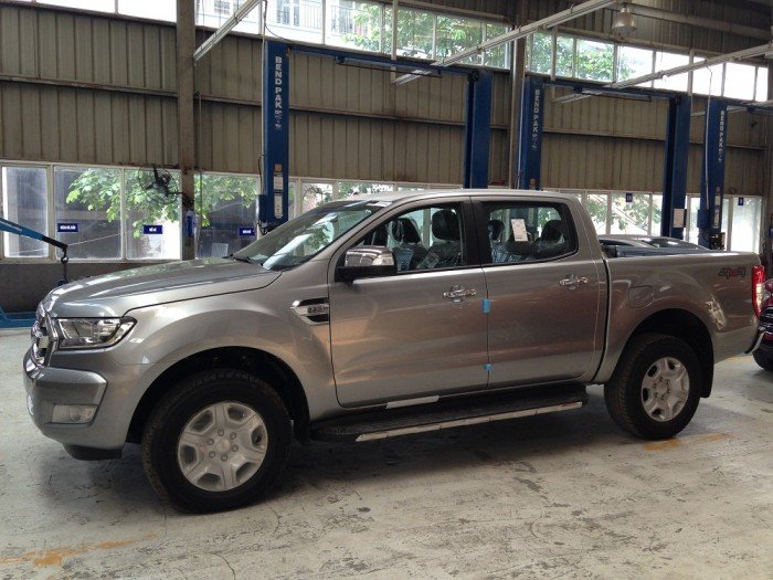 Bán Ford ranger XLT 4x4 2.2L MT màu vàng cát ( vàng ghi ) giá Ford ranger 2018 rẻ nhất Ford Tây Ninh.