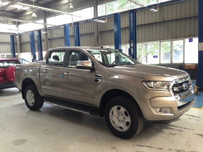 Bán Ford ranger XLT 4x4 2.2L MT màu vàng cát ( vàng ghi ) giá Ford ranger 2018 rẻ nhất Ford Tây Ninh.