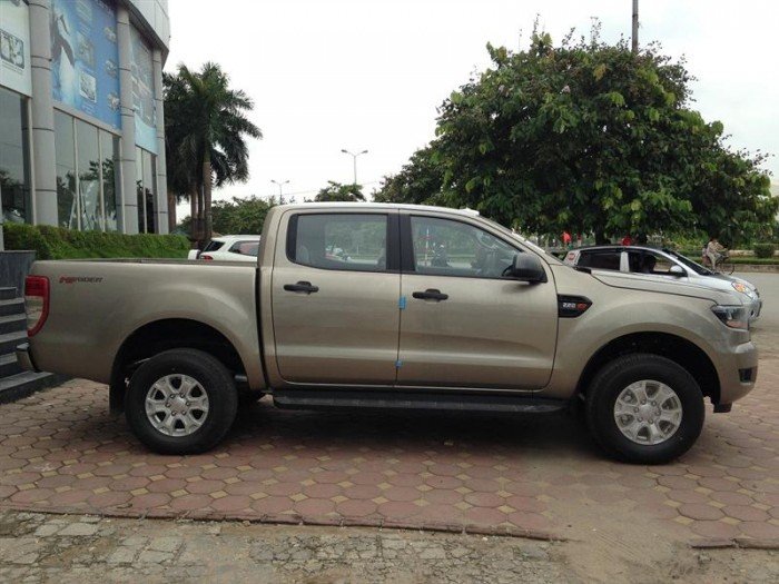 Bán Ford ranger XLT 4x4 2.2L MT màu vàng cát ( vàng ghi ) giá Ford ranger 2018 rẻ nhất Ford Tây Ninh.