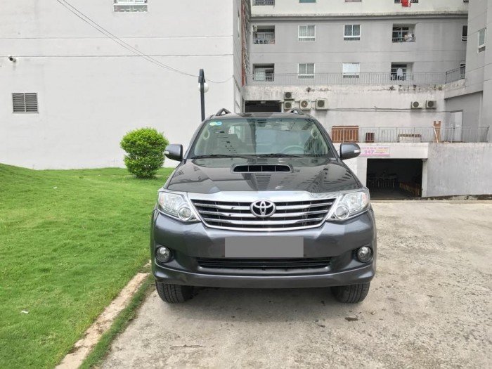 Bán xe Fortuner 2015 máy dầu số màu xám lông chuột xe như mới luôn nhé