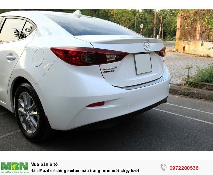 Bán Mazda 3 dòng sedan màu trắng form mới chạy lướt