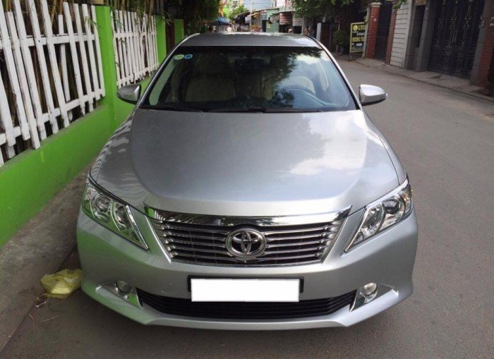 Xe Toyota Camry 2.0E 2013 màu bạc xe đẹp zin nguyên con chạy rất sang