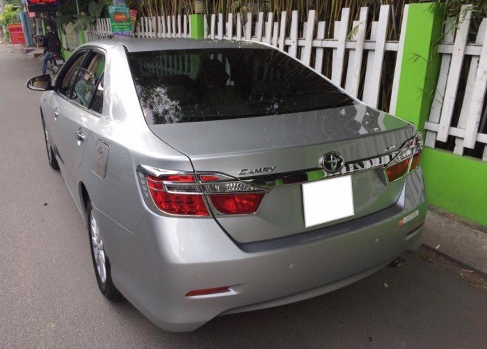 Xe Toyota Camry 2.0E 2013 màu bạc xe đẹp zin nguyên con chạy rất sang