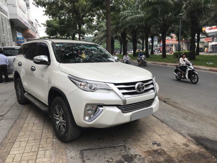 Bán em Fortuner 2017 at máy xăng màu trắng đẹp không một vết nhỏ.