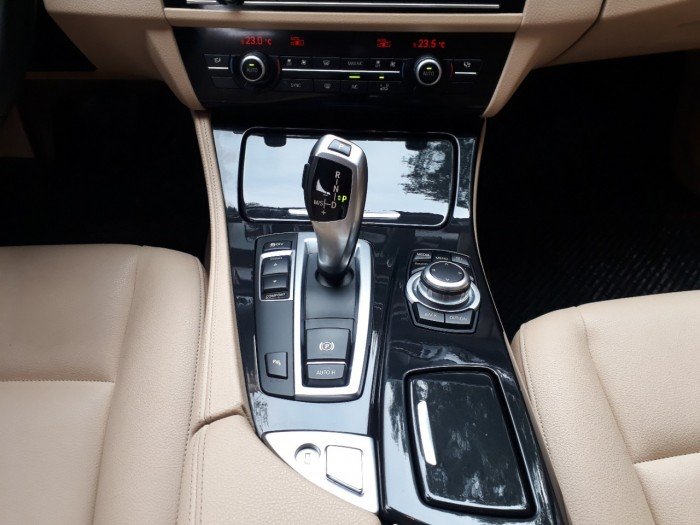 Cần bán BMW 520i đời 2015 màu ghi, biển hà nội