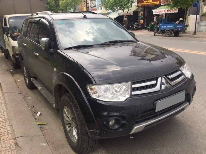 Cần bán xe Pajero Sport màu đen 2016 số sàn máy dầu xe zin nguyên bản