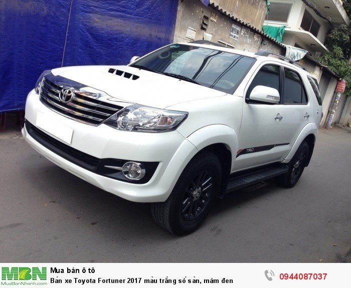 Bán xe Toyota Fortuner 2017 màu trắng số sàn, mâm đen