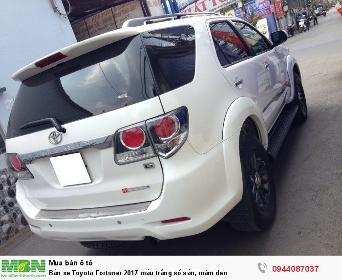 Bán xe Toyota Fortuner 2017 màu trắng số sàn, mâm đen