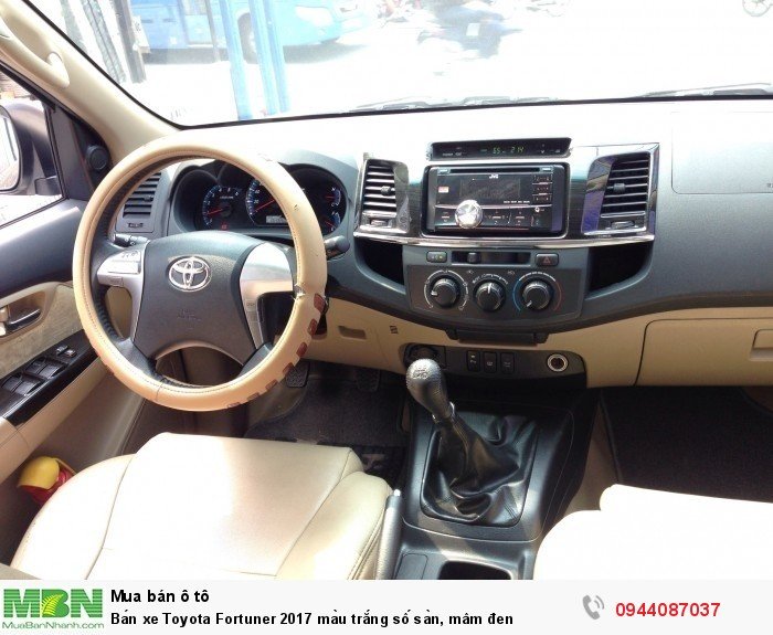 Bán xe Toyota Fortuner 2017 màu trắng số sàn, mâm đen