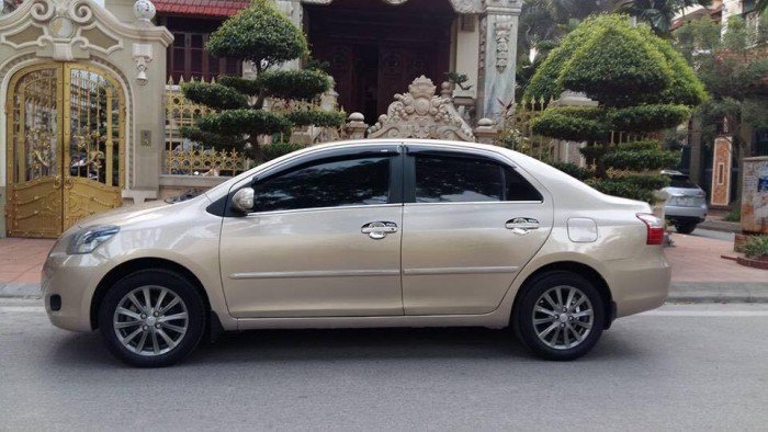 Cần bán chiếc Toyota Vios E mt 2013 màu vàng cát