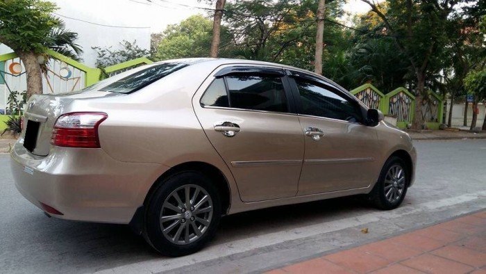 Cần bán chiếc Toyota Vios E mt 2013 màu vàng cát