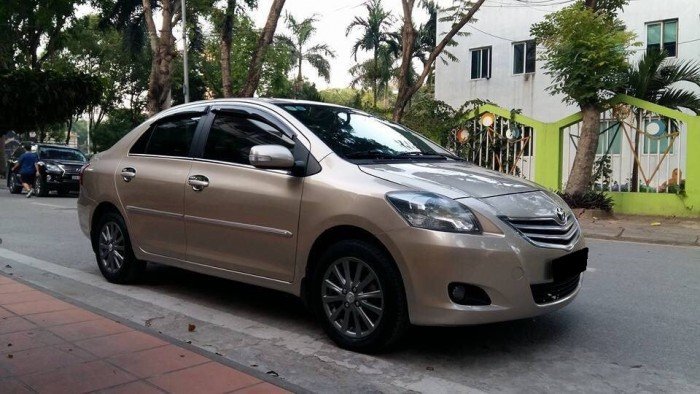 Cần bán chiếc Toyota Vios E mt 2013 màu vàng cát