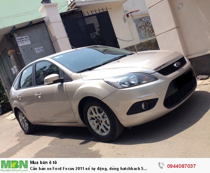 Cần bán xe Ford Focus 2011 số tự động, dòng hatchback 5 cửa màu kem