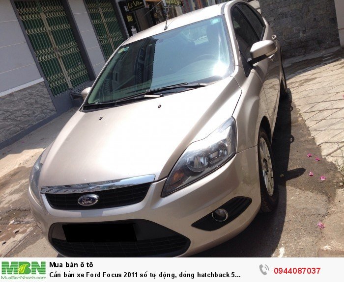Cần bán xe Ford Focus 2011 số tự động, dòng hatchback 5 cửa màu kem