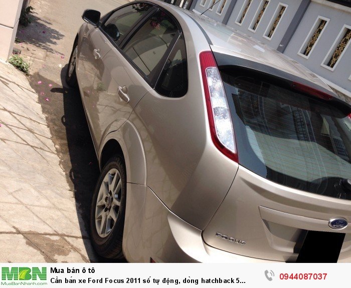 Cần bán xe Ford Focus 2011 số tự động, dòng hatchback 5 cửa màu kem