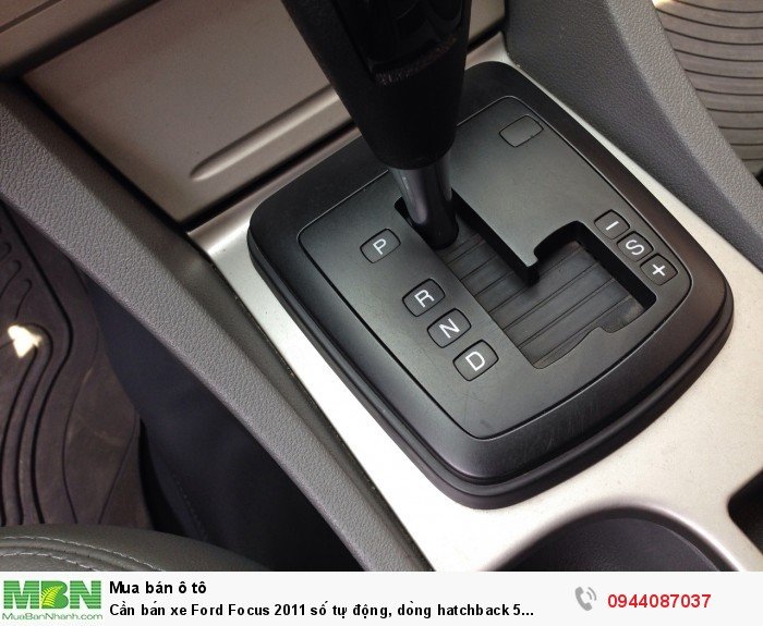 Cần bán xe Ford Focus 2011 số tự động, dòng hatchback 5 cửa màu kem