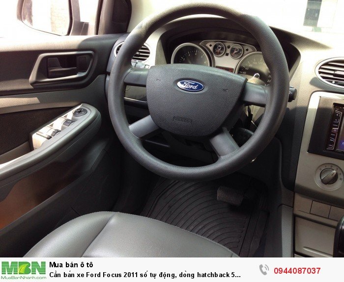 Cần bán xe Ford Focus 2011 số tự động, dòng hatchback 5 cửa màu kem