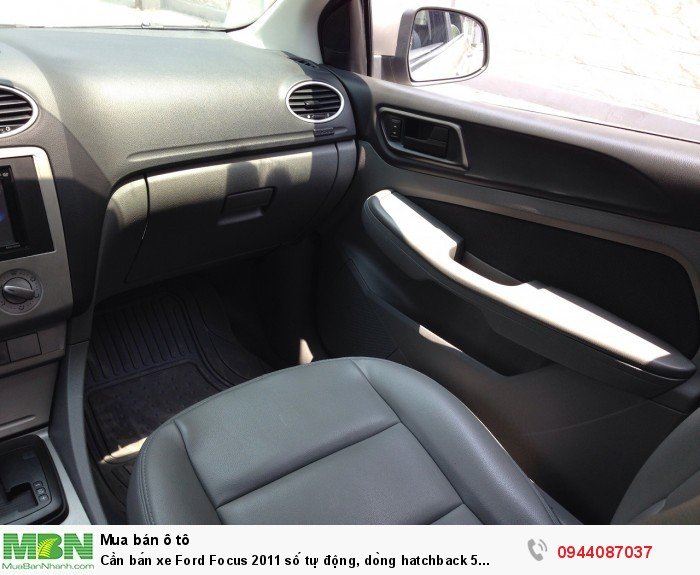 Cần bán xe Ford Focus 2011 số tự động, dòng hatchback 5 cửa màu kem