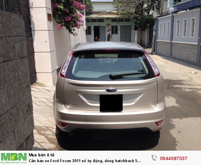 Cần bán xe Ford Focus 2011 số tự động, dòng hatchback 5 cửa màu kem