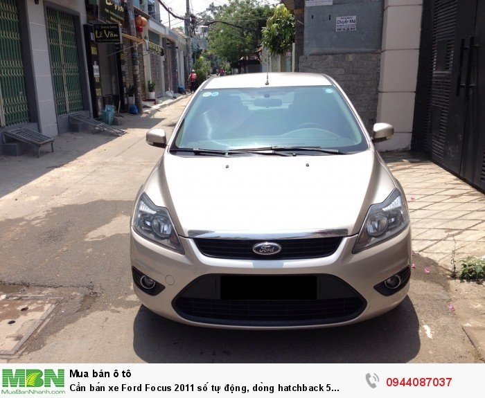 Cần bán xe Ford Focus 2011 số tự động, dòng hatchback 5 cửa màu kem
