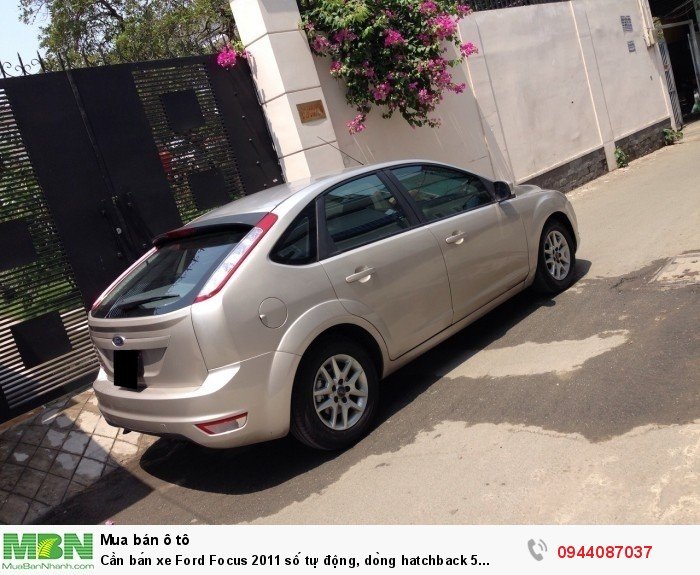 Cần bán xe Ford Focus 2011 số tự động, dòng hatchback 5 cửa màu kem