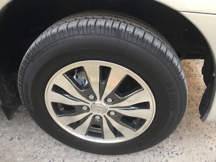 Cần bán xe Toyota Innova 2.0V 2015 số tự động màu bạc bản full option