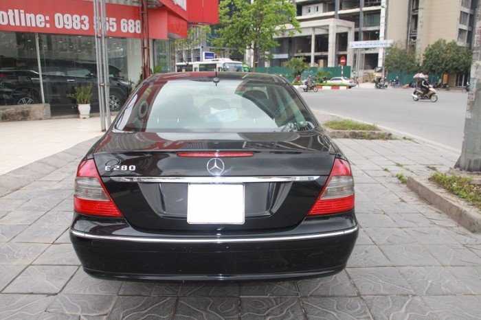 Mercedes E280, sản xuất 2006. Màu đen, nội thất đen.