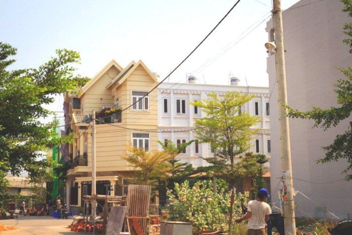 Bán nhà mới xây xong ngay vòng xoay Phú Hữu