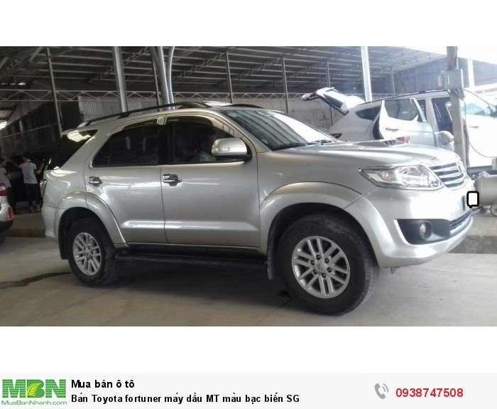 Bán Toyota fortuner máy dầu MT màu bạc biển SG
