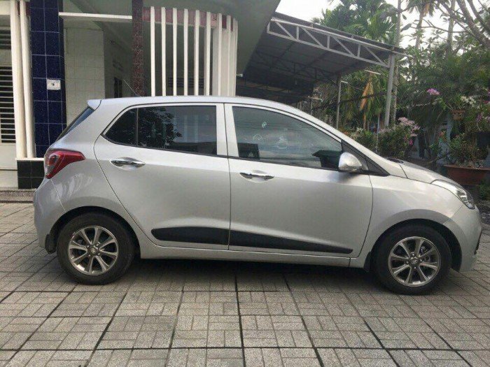 Nhà cần bán xe Hyundai I10 bản1.2 tự động 2015 màu bạc xe mới rất đẹp.