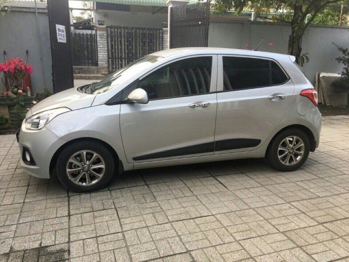 Nhà cần bán xe Hyundai I10 bản1.2 tự động 2015 màu bạc xe mới rất đẹp.