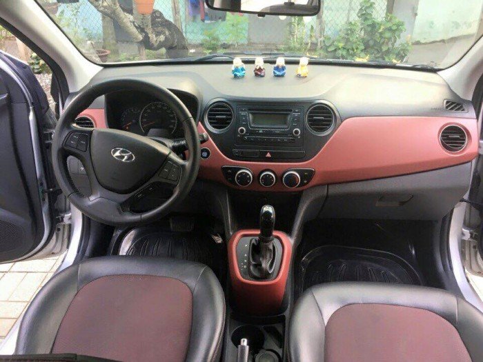 Nhà cần bán xe Hyundai I10 bản1.2 tự động 2015 màu bạc xe mới rất đẹp.