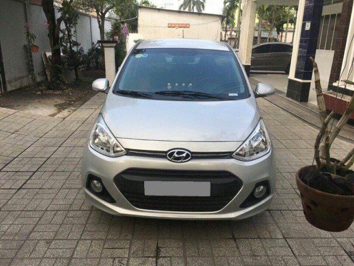 Nhà cần bán xe Hyundai I10 bản1.2 tự động 2015 màu bạc xe mới rất đẹp.