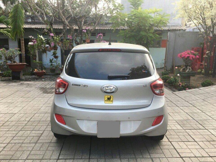 Nhà cần bán xe Hyundai I10 bản1.2 tự động 2015 màu bạc xe mới rất đẹp.