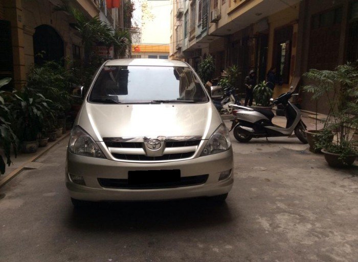 Bán xe Toyota Innova 2007 sô sàn màu bạc xe nhà một chủ từ đầu đi rất giữ.