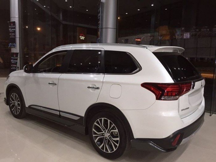 Mitsubishi Outlander 2.0 CVT đủ màu có bán trả góp